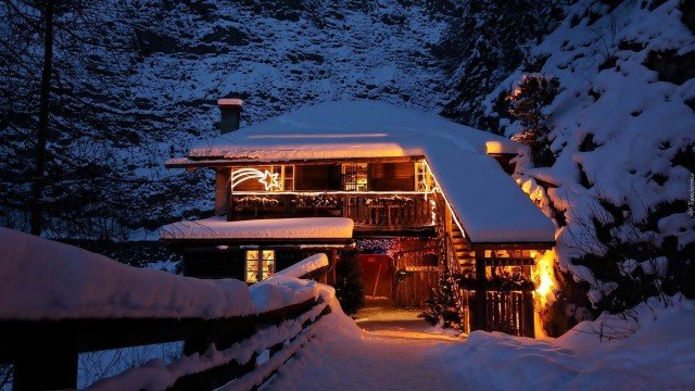 Домик в зимнем лесу