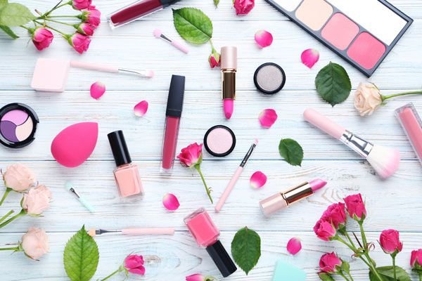 Косметика на розовом фоне