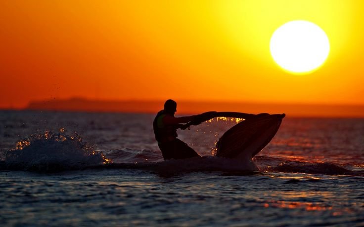 Мужчина на берегу моря