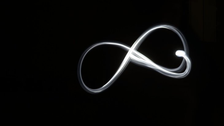 Знак бесконечности на черном фоне
