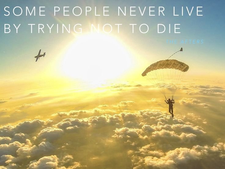 Парашютист на фоне заката