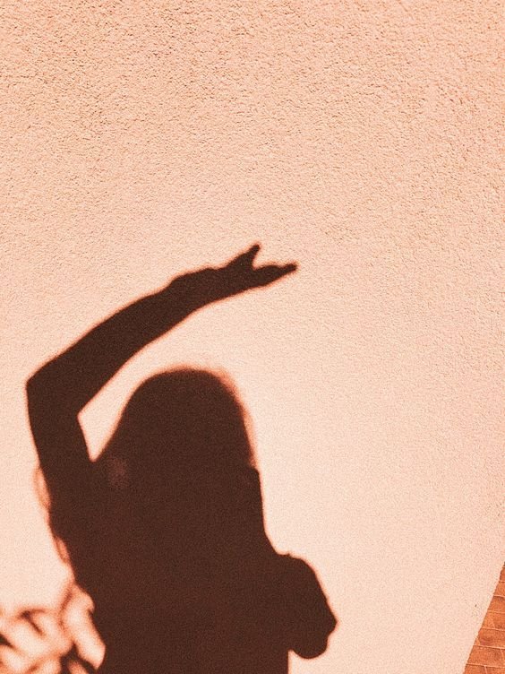 Обои тень девушки
