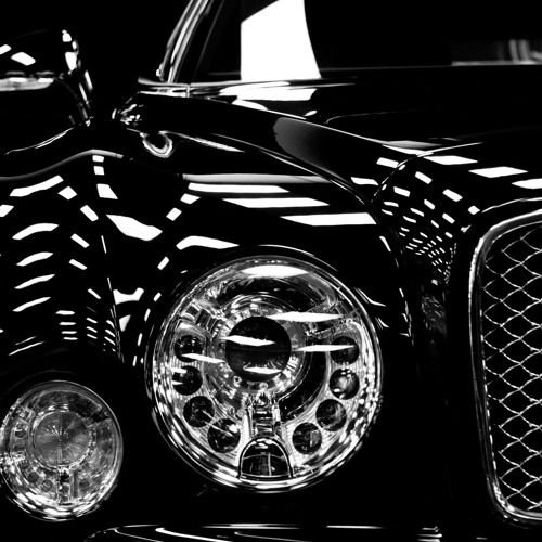 Черный автомобиль на черном фоне