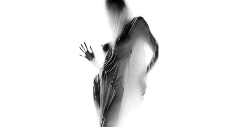 Силуэт девушки в тумане