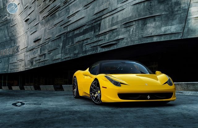 Ferrari 458 желтая