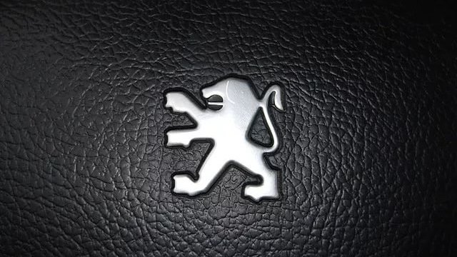 Эмблема Пежо на черном фоне