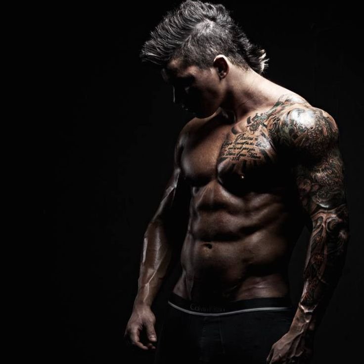 Мужское тело на темном фоне