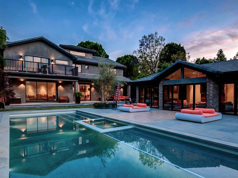 Дом с бассейном