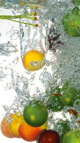 Сочные фрукты в воде