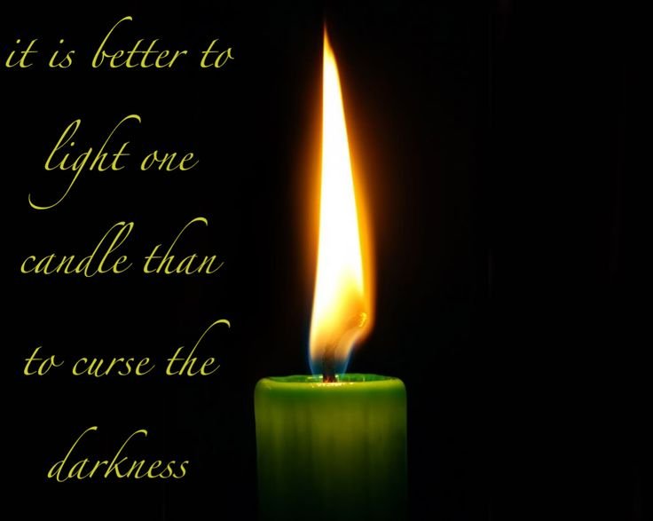 Свеча на черном фоне