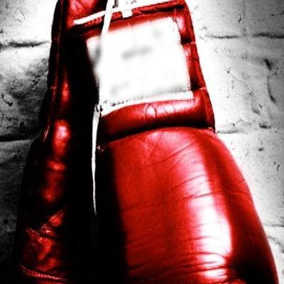 Боксерские перчатки на ринге