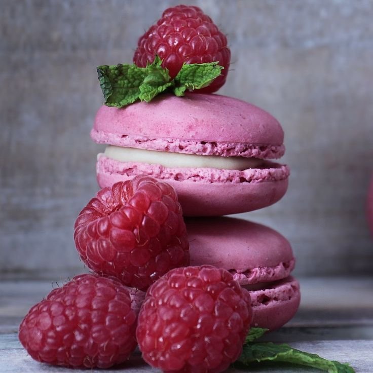 Макаронс с малиной