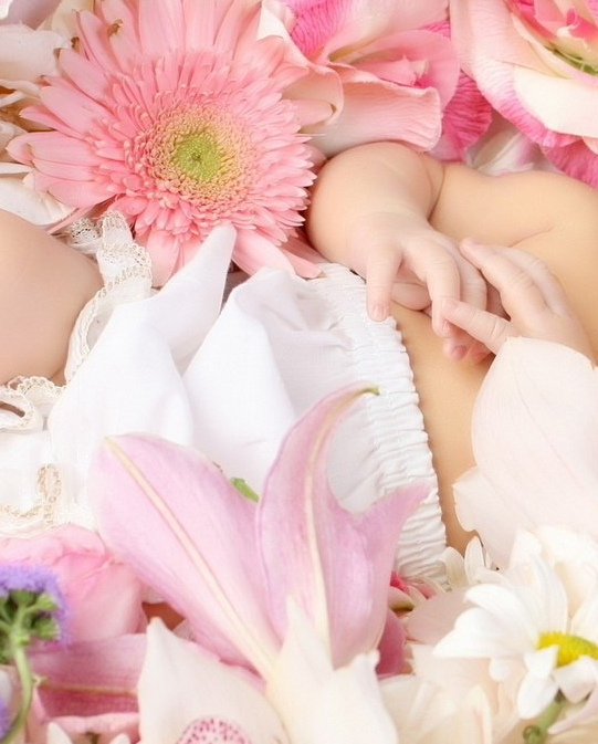 Малышка в цветах