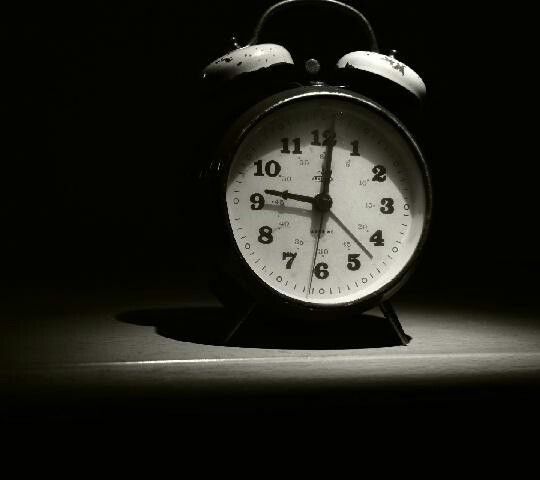 Черный будильник