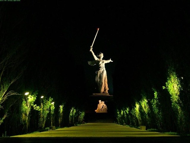 Мамаев Курган Волгоград ночью