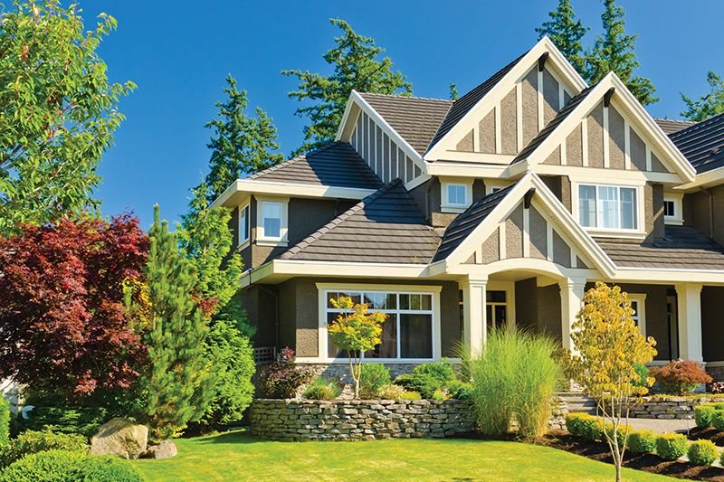 Красивый загородный дом с садом