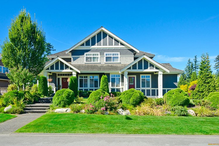 Дом с лужайкой