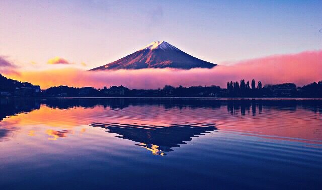 Гора Фудзияма в Японии фото